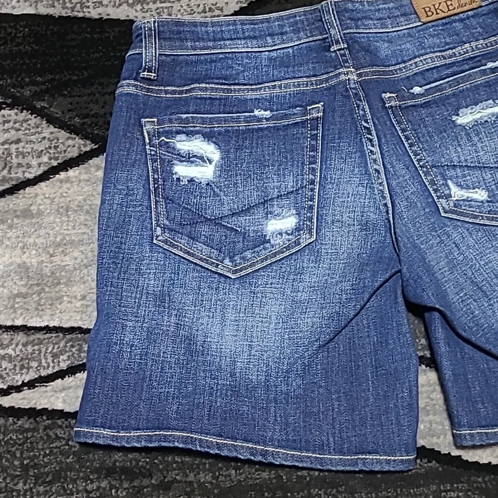 BKE DISTRESSED DENIM JEAN SHORTS